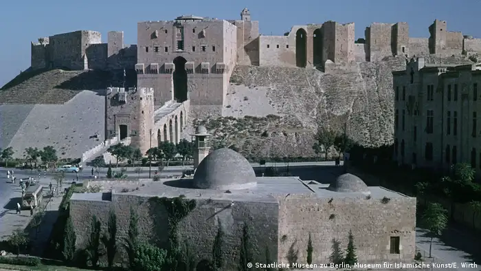 Syrien, Sultaniyya-Moschee-Komplex, 13.Jh. - direkt vor der Zitadelle von Aleppo gelegen, während des Krieges stark zerstört. (Staatliche Museen zu Berlin, Museum für Islamische Kunst/E. Wirth)