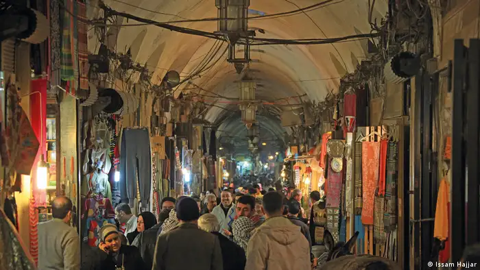 Syrien, der Basar in Aleppo, war mit seinen mehr als 1000 kleinen Läden das Herz der Stadt bis er durch den Krieg in Syrien stark in Mitleidenschaft gezogen wurde. (Issam Hajjar)