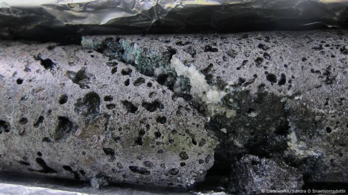 Zbliżenie na rdzeń bazaltowy zawierający węglany