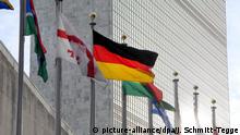 27.02.2019, USA, New York: Die deutsche Flagge weht vor dem UN-Hauptquartier. (zu dpa «Jumelage» im UN-Sicherheitsrat: 
Deutsch-französischer Doppel-Vorsitz am 28.02.2019) Foto: Johannes Schmitt-Tegge/dpa +++ dpa-Bildfunk +++ | Verwendung weltweit