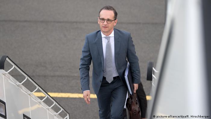 German Foreign Minister Heiko Maas climbing up the steps into an Airbus A 340 (picture-alliance/dpa/R. Hirschberger)