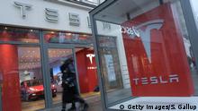 04.01.2019
BERLIN, GERMANY - JANUARY 04: Pople walk past a Tesla dealership on January 4, 2019 in Berlin, Germany. Tesla is expected to soon begin deliveries of the Model 3 in Europe even though the car has not yet been officially approved by European authorities. (Photo by Sean Gallup/Getty Images)