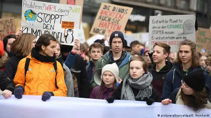 Swedish climate activist Greta Thunberg protests alongside students in Hamburg (picture-alliance/dpa/D. Reinhardt)