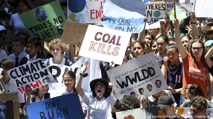 Australian students protest against climate change (picture-alliance/AP Photo/D. Himbrechts)