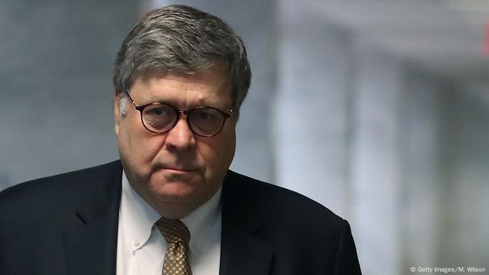 William Barr, que recibió duras críticas de senadores demócratas, comunicó que no participaría en una segunda audición prevista el jueves en la Cámara Baja del Congreso, dominada por los demócratas. Los demócratas lo acusan de haber exonerado a Trump. (2.05.2019).