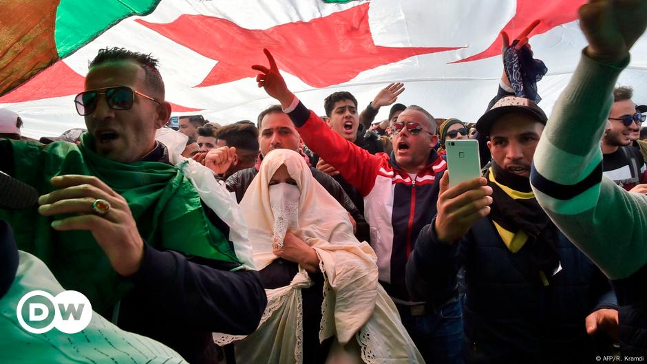 Amid Protests, Algeria's President Fires Campaign Director – DW – 03/02 ...