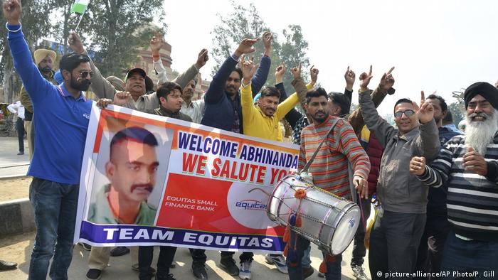 Indien Menschen feiern die Auslieferung des von Pakistan festgenommenen Pilots (picture-alliance/AP Photo/P. Gill)