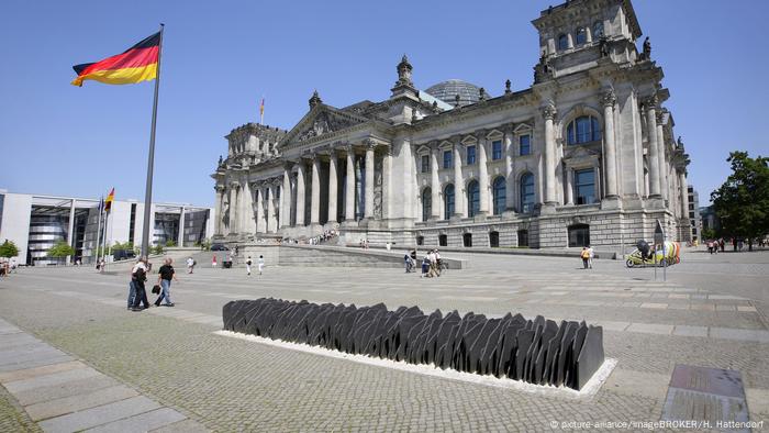 Mahnmal am Reichstag (picture-alliance/imageBROKER/H. Hattendorf)