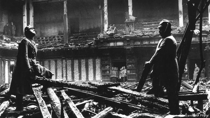 Reichstag fire (1933) (picture-alliance/AP Photo)