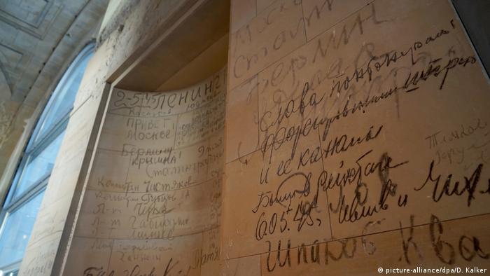 Reichstag, graffiti by Russians (picture-alliance/dpa/D. Kalker)