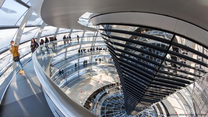 Reichstag, Kuppel, Berlin (picture-alliance/dpa/D. Kalker)