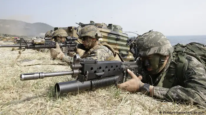 Südkorea, Pohang: Marines aus Südkorea (rechts) und die USA richten ihre Waffen in der Nähe von Amphibien-Angriffsfahrzeugen aus