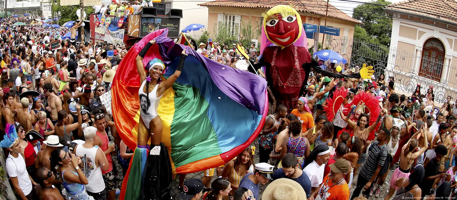 Folia fora do Brasil: conheça quatro blocos brasileiros de Carnaval no  exterior