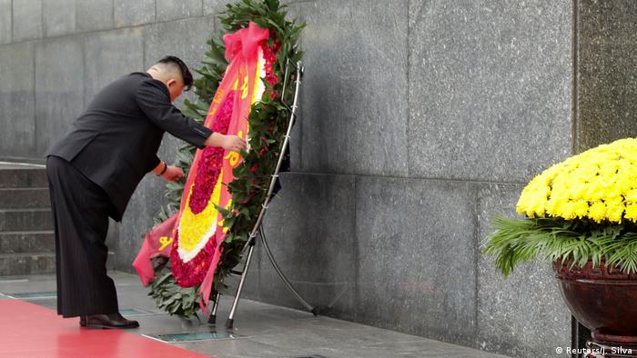 Vietnam - Kim Jong Un in Hanoi beim Ho Chi Minh Mausoleum (Reuters/J. Silva)