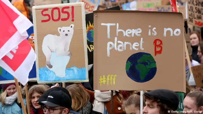 Deutschland Schülerdemo zum Klimaschutz in Hamburg