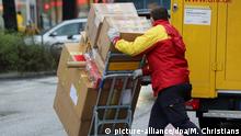 ARCHIV - Ein Paketbote der Post liefert am 24.12.2014 Päckchen in Hamburg aus. (zu dpa «Verband: Gute Konsumstimmung geht an kleineren Händlern vorbei» vom 06.04.2017) Foto: Malte Christians/dpa +++(c) dpa - Bildfunk+++ | Verwendung weltweit