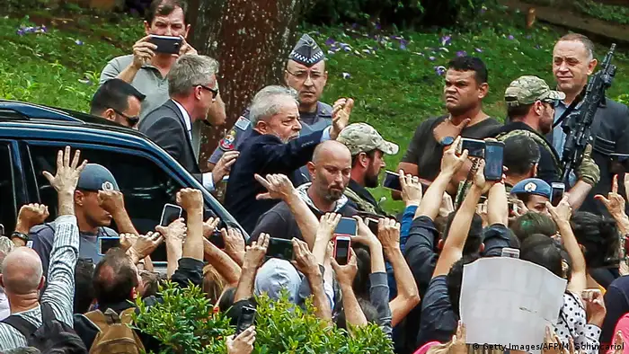 Ex-presidente Lula comparece ao velório do neto Arthur em São Bernardo do Campo