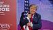 Präsident Trump umarmt die US Flagge Präsident Trump umarmt die US Flagge