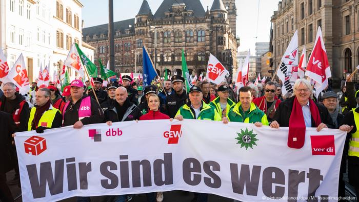 Bremen: Warnstreik im öffentlichen Dienst (picture-alliance/dpa/M. Assanimoghaddam) Bremen: Warnstreik im öffentlichen Dienst (picture-alliance/dpa/M. Assanimoghaddam)
