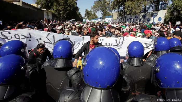 Onda de protestos contra o presidente da Argélia