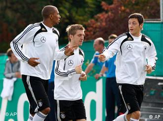 Die deutschen Nationalspieler Jerome Boateng (li.), Marko Marin und Mesut Oezil (r.) (Foto: AP)