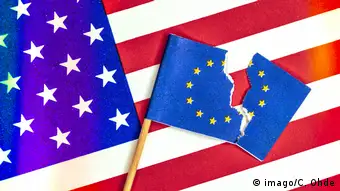 Zerrissene EU Fahne vor USA Fahne Handelsstreit zwischen USA und EU *** Ripped EU flag in front of