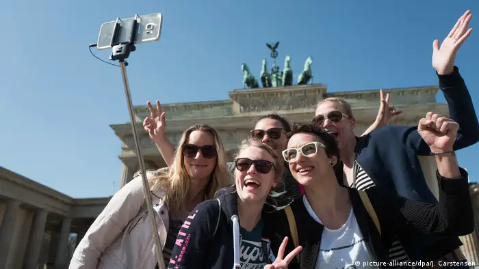 Touristen vor Brandenburger Tor (picture-alliance/dpa/J. Carstensen)