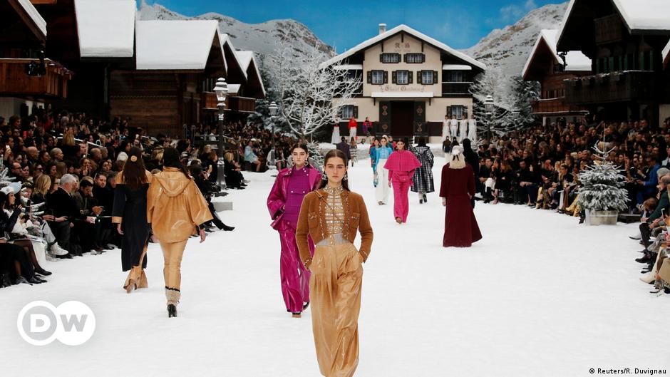 Chanel showcases last Karl Lagerfeld collection at Paris Fashion Week - BBC  News