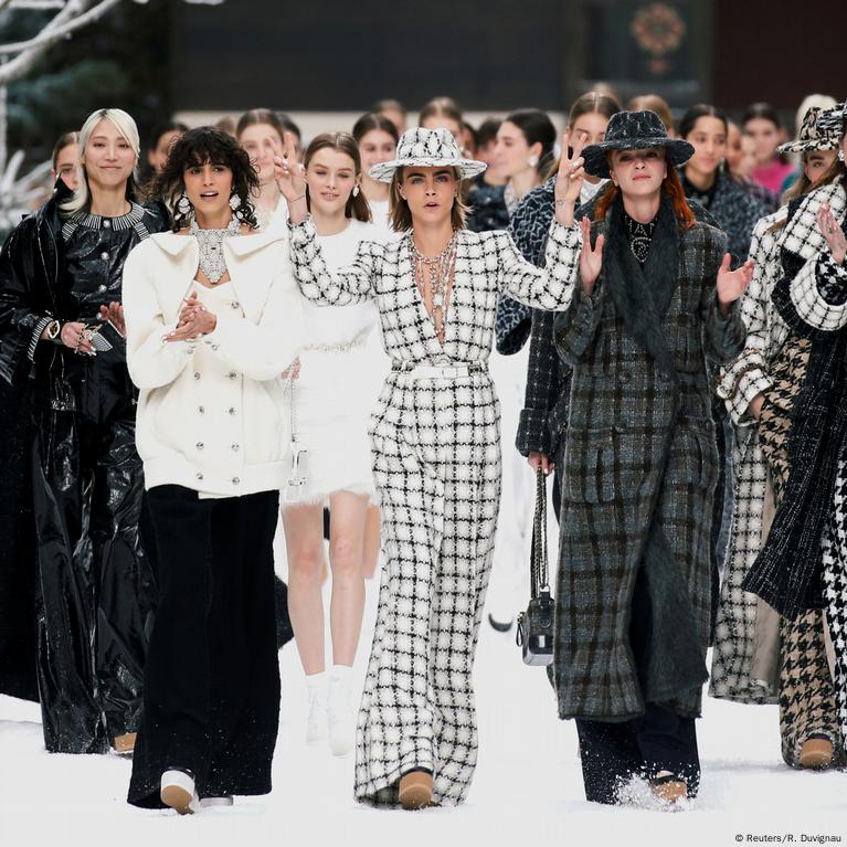 Chanel pays tribute to Lagerfeld with his final collection – DW – 03/05/2019