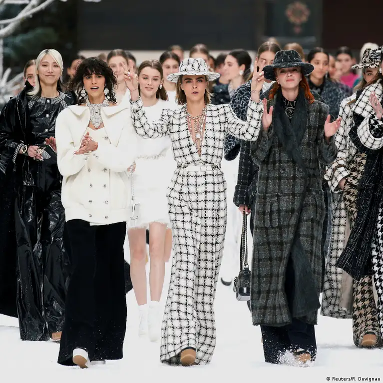 Chanel pays tribute to Lagerfeld with his final collection – DW – 03