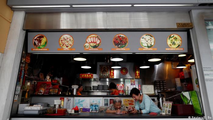 Singapur Leong Yuet Meng betreibt mit 90 Jahren ein Nudelsuppenrestaurant (Reuters/E. Su)