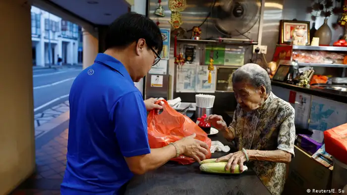 Singapur Leong Yuet Meng betreibt mit 90 Jahren ein Nudelsuppenrestaurant (Reuters/E. Su)