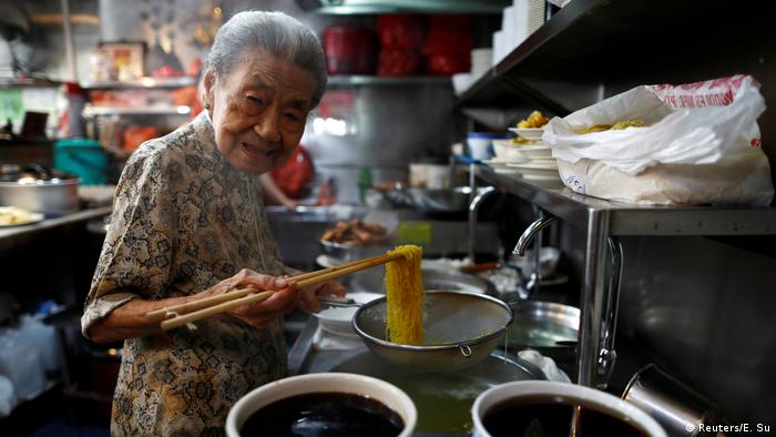 Die 90-jährige Leong Yuet Meng betreibt ein Nudelsuppenrestaurant in Singapur.(Reuters/E. Su)