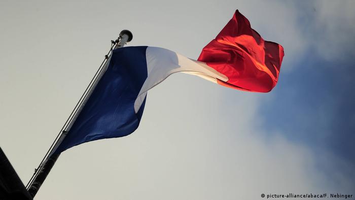Frankreich Fahne auf Élysée-Palast in Paris