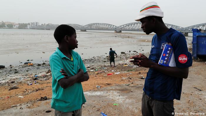 Der 13-jährige Ngorsek spricht mit einem Mitarbeiter der Hilfsorganisation Maison de la Gare (Reuters/Z. Bensemra)