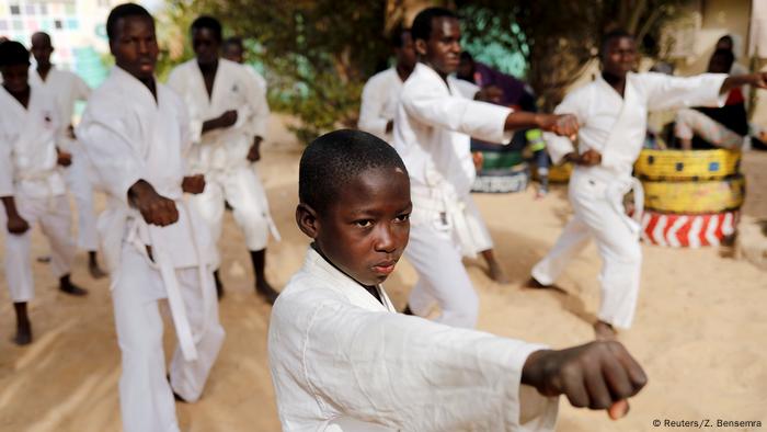 Koranschüler bei Karate-Übungen (Reuters/Z. Bensemra)