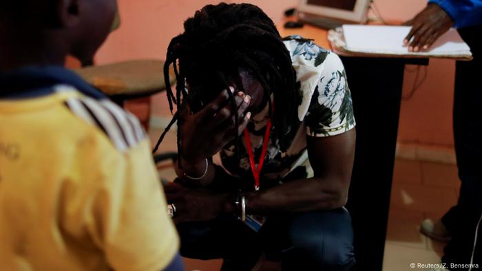 Issa Kouyate weint, während er dem Jungen zuhört (Reuters/Z. Bensemra)