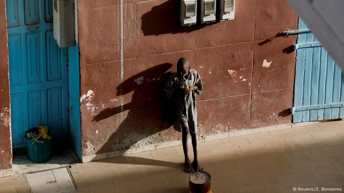 Ein Talibé bettelt vor einem Gebäude (Reuters/Z. Bensemra)