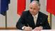 Lech Kaczynski unterschreibt in Warschau den EU-Vertrag (Foto: AP) Lech Kaczynski unterschreibt in Warschau den EU-Vertrag (Foto: AP)