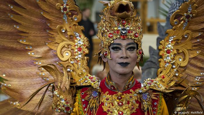 A person wearing a colorful outfit at the Indonesian stand at ITB Berlin 2019 (Imago/V. Hohlfeld)