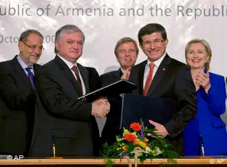 亚美尼亚爱德华·纳尔班江（中左）与土耳其外长艾哈迈德·达武特奥卢签署协定