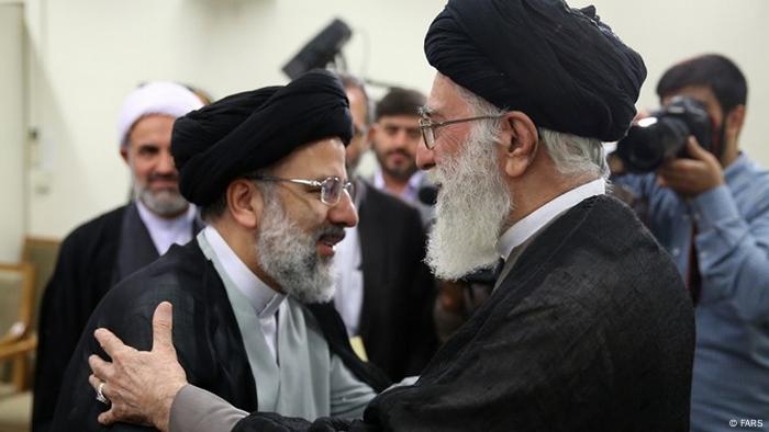 Ebrahim Raisi (l.) und Ayatollah Chamenei