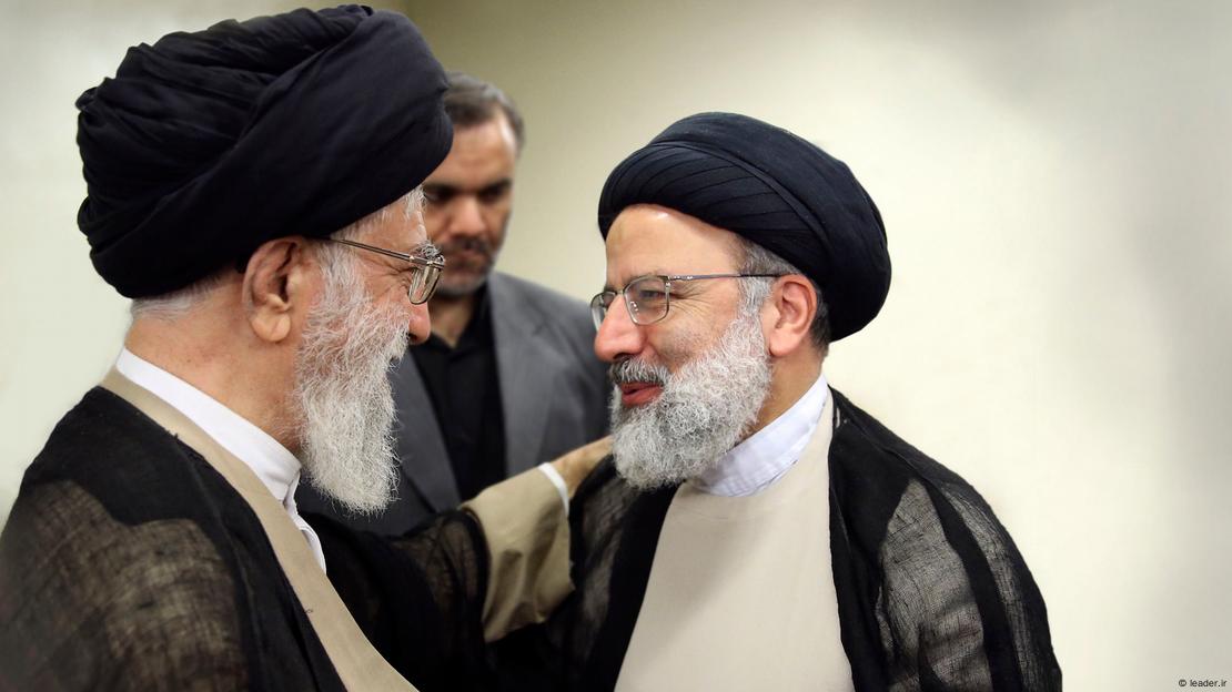 Ali Khemenei (esq.), líder supremo do Irão, e Ebrahim Raisi, falecido Presidente do Irão