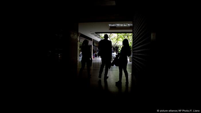 Venezuela Caracas Stromausfall (picture-alliance/AP Photo/F. Llano)