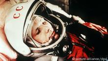 Das Archivbild vom April 1961 zeigt den sowjetischen Kosmonauten Juri Gagarin in seinem Raumanzug kurz vor seinem Start zum ersten bemannten Weltraumflug. Gagarin umkreiste am 12.04.1961 in der Raumkapsel Wostok als erster Mensch die Erde. dpa (zu dpa-Themenpaket Jahrhundert - Geschichte vom 14.04.1999) |