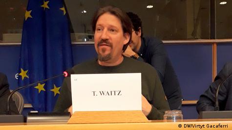 Известувачот на Европскаиот парламент за Македонија, Томас Вајц говори на конференција, Зад него се гледа знамето на ЕУ.