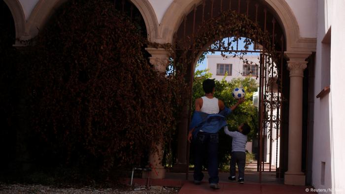 Bildergalerie Kloster und Motel in Arizona werden zu Flüchtlingsunterkünften (Reuters/N. Neri)