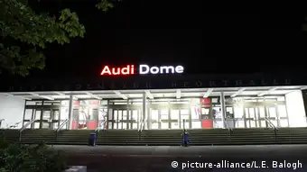 München - Audi Dome bei Nacht