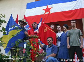 Akcijaši na radnoj akciji uz zastave Jugoslavije, komunističke partije - i Bosne i Hercegovine
