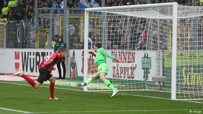 Fußball Bundesliga l SC Freiburg vs Hertha BSC Berlin - Torschuss 1:0 Nils Petersen (Imago)